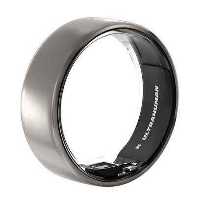 Ultrahuman Ring Air Raw Titanium in Nahaufnahme – smart ring elegantes Design mit 2,4 Gramm Gewicht